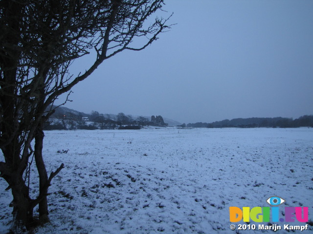 SX12023 Snow at Ogmore Castle